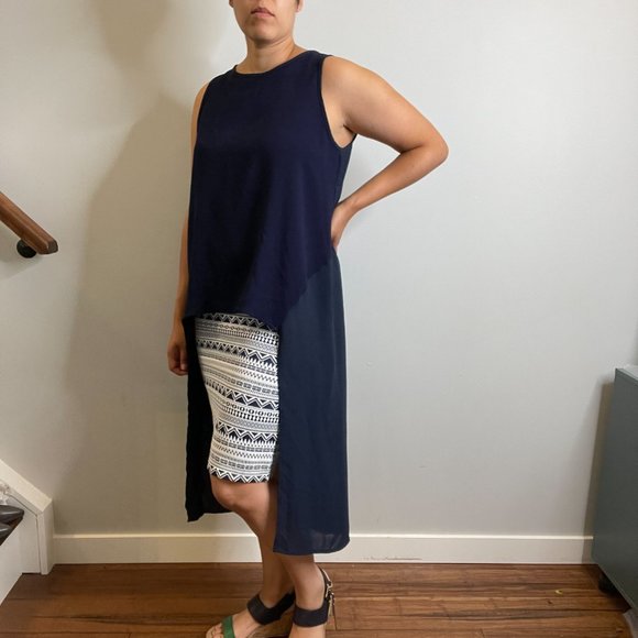 Sleeveless Navy High Low Top -M- - Picture 2 of 6